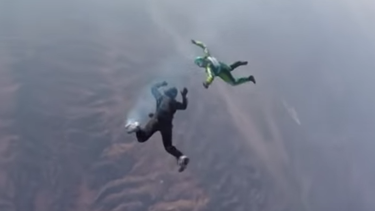 Este video es viral en YouTube. El video fue difundido por Euronews y este cuenta que el paracaídista Luke Aikins hace un histórico salto desde 7.9 km de altura sin paracaídas