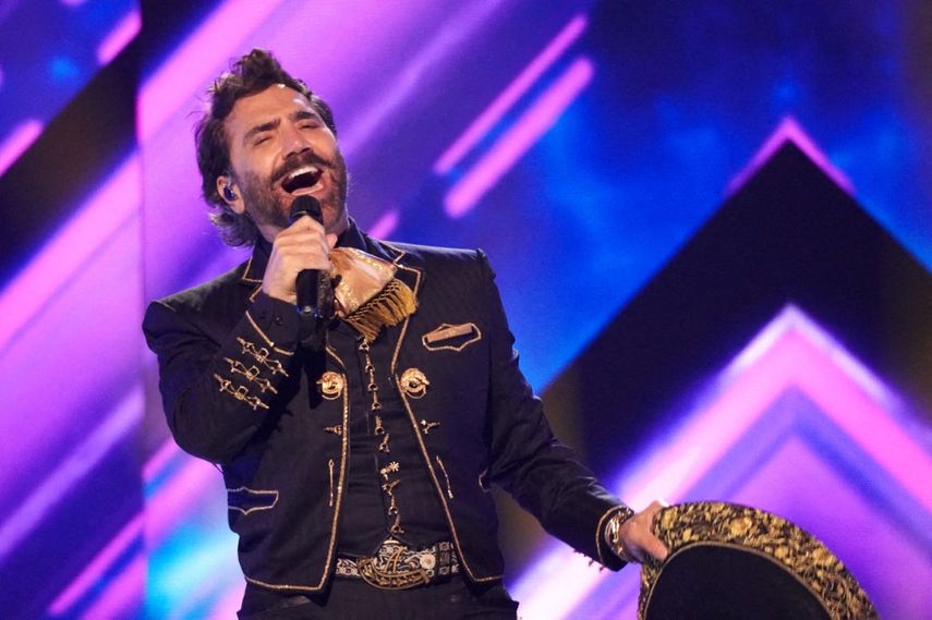 Alejandro Fernández actúa en el escenario durante el 37º Premio lo nuestro de Univision en el Kaseya Center el 20 de febrero de 2025 en Miami, Florida.&nbsp;