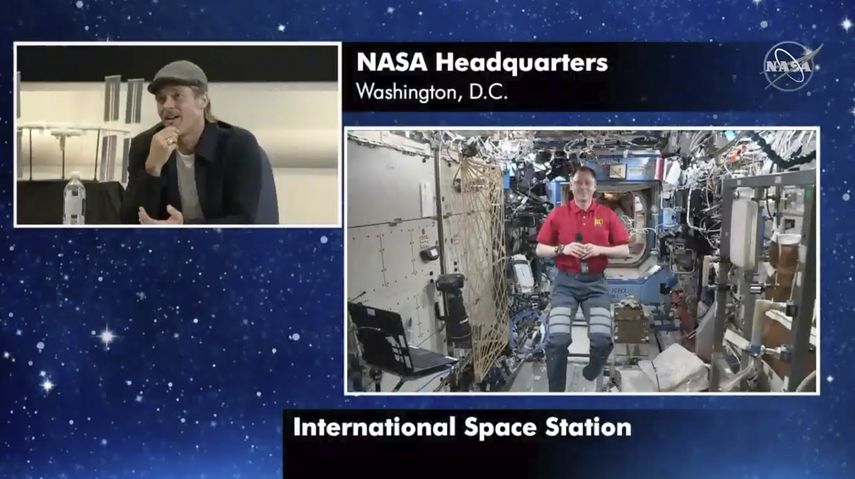 El actor Brad Pitt conversa desde la sede de la NASA en Washington con el astronauta Nick Hague, a bordo de la Estaci&oacute;n Espacial Internacional.