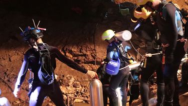 Las autoridades continúan evaluando las opciones para sacar al grupo aprisionado desde hace dos semanas en las profundidades de una laberíntica cueva con pasadizos parcialmente inundados, de la norteña provincia de Chiang Rai.