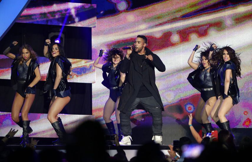 El cantante Don Omar se presenta durante los Premios Billboard Latinos, el jueves 28 de abril de 2016 en Coral Gables, Florida.