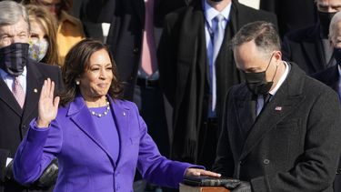 Kamala Harris rinde juramento como vicepresidenta ante la juez de la Corte Suprema Sonia Sotomayor mientras su esposo Doug Emhoff sostiene la Biblia en la 59a ceremonia de investidura presidencial en el capitolio en Washington DC. 