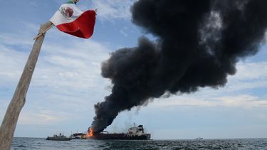 Vista de un buque tipo cisterna de la empresa petrolera mexicana Pemex, cargada con 160 mil barriles de combustible, que explotó y se incendió frente a las costas del puerto de Veracruz, este 24 de septiembre de 2016.