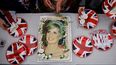 Los visitantes cortaron un pastel que representaba a la difunta Diana de Gran Bretaña frente al Palacio de Kensington, en el centro de Londres, el 31 de agosto de 2022 durante una reunión para rendir un homenaje conmemorativo en el 25 aniversario de la muerte de la Princesa de Gales.