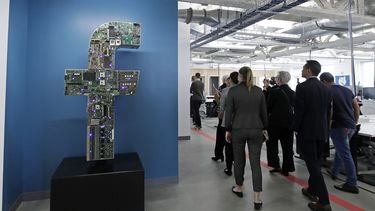 En esta foto de archivo del 9 de enero de 2019, visitantes recorren las nuevas oficinas de Facebook en Cambridge, Massachusetts, EEUU.