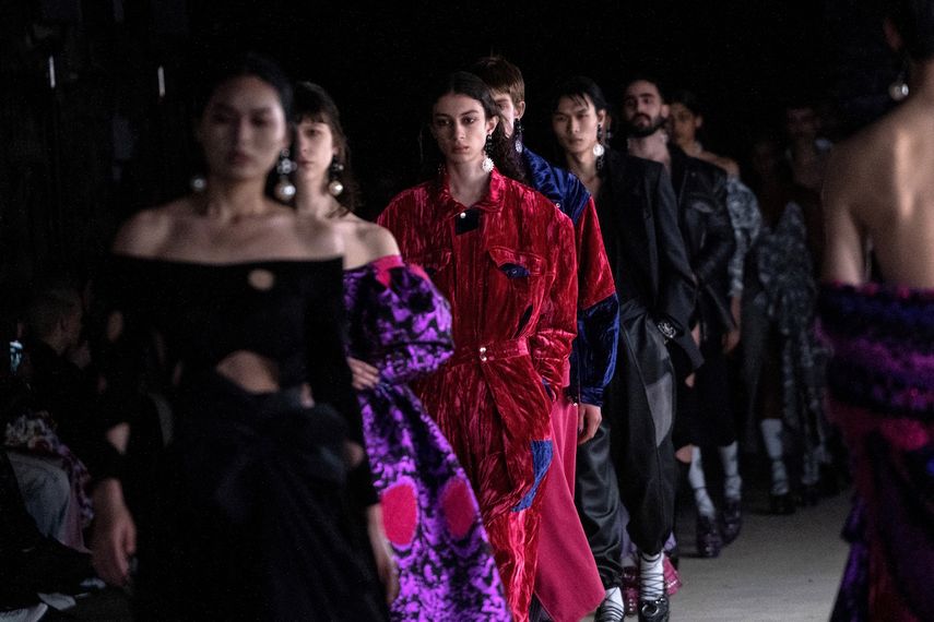 El desfile del diseñador Edward Crutchley en la pasarela de la Semana de la Moda de Londres.