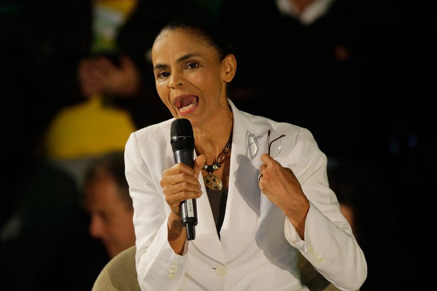 Marina Silva da un giro y decide respaldar al candidato opositor Aécio Neves