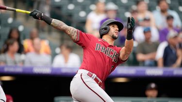 El venezolano David Peralta, de los Cascabeles de Arizona, batea un elevado ante los Rockies de Colorado, el domingo 3 de julio de 2022&nbsp;