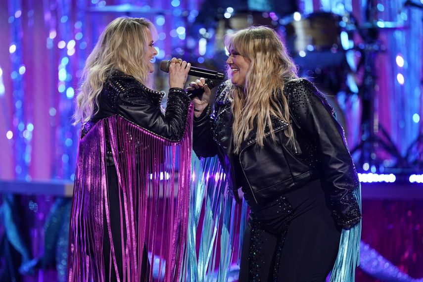 Miranda Lambert, izquierda, y Elle King cantan en la 56 entrega anual de los Premios de la Academia de la Música Country (ACM) , el domingo 18 de abril de 2021 en el Grand Ole Opry en Nashville, Tennessee.&nbsp;