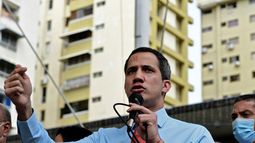El líder opositor y presidente encargado de Venezuela, Juan Guaidó, durante una rueda de prensa en la que anunció el lanzamiento de una consulta popular virtual para ignorar las últimas elecciones legislativas en Caracas, el 7 de diciembre de 2020.