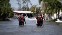 El personal de búsqueda y rescate en un vecindario inundado mientras busca sobrevivientes después del huracán Ian, en Fort Myers, Florida.