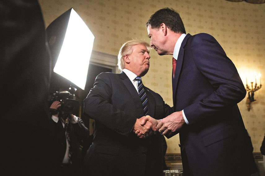 El presidente de EEUU, Donald Trump, saluda a James Comey, quien se desempeñaba como director del FBI.
