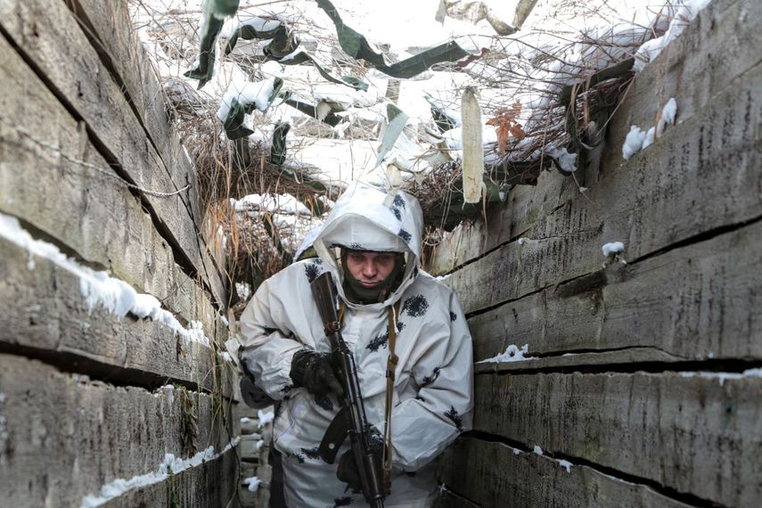 Un soldado armado camina por una trinchera en el territorio controlado por insurgentes prorrusos, en el frente con las líneas gubernamentales ucranianas, cerca de la localidad de Spartak, en el distrito de Yasynuvata de la región de Donetsk, en el este de Ucrania, el 27 de enero de 2022.&nbsp; &nbsp;