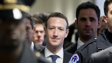 Mark&nbsp;Zuckerberg&nbsp;(cen.), director ejecutivo de Facebook, es visto en la sede del Capitolio, en Washington DC, acompañado por policías, en abril de&nbsp;2018.
