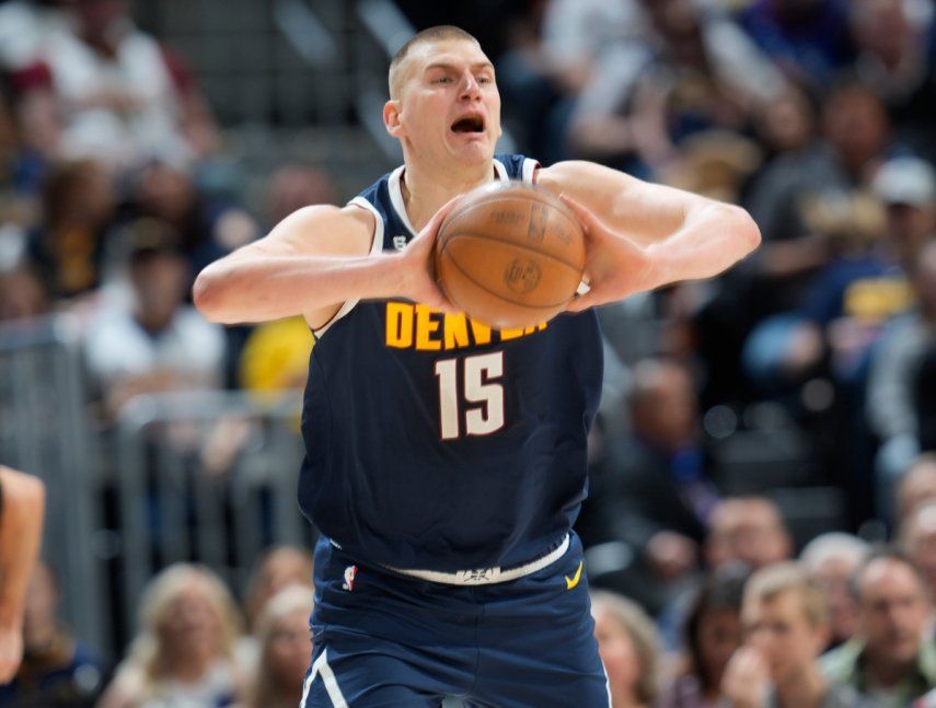 El serbio Nikola Jokic, de los Nuggets de Denver, busca enviar un pase en el encuentro del 4 de febrero de 2023, ante los Hawks de Atlanta