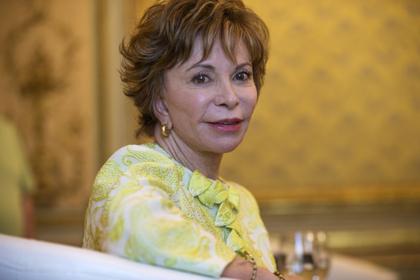 Entre los libros más vendidos de esta semana, se ubica Largo pétalo de mar” de Isabel Allende.