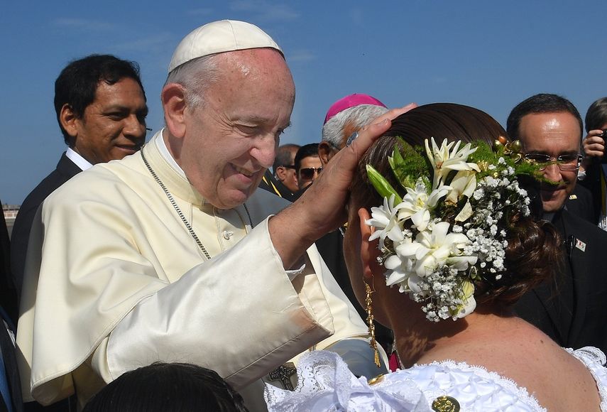 El papa Francisco fue recibido en el aeropuerto de Trujillo, de donde partió hacia&nbsp;la ciudad de Huanchaco para oficiar su primera misa en Perú.