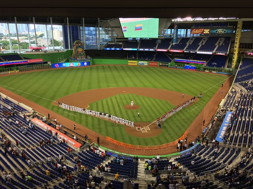 El Marlins Park se convirtió en escenario para la pelota de invierno. (IVÁN GONZÁLEZ)