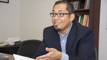 Oscar Castillo comparte detalles de su libro durante su visita a DIARIO LAS AMERICAS. (YENDER HERNANDEZ)