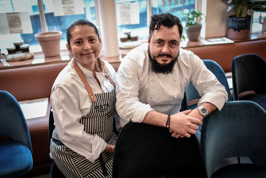 El chef mexicano Enrique Casarrubias, recién premiado con una estrella por la guía gastronómica francesa Michelin, posa junto a su esposa y chef Montserrat durante una sesión de fotos el 22 de enero de 2021 en su restaurante Oxte en París.