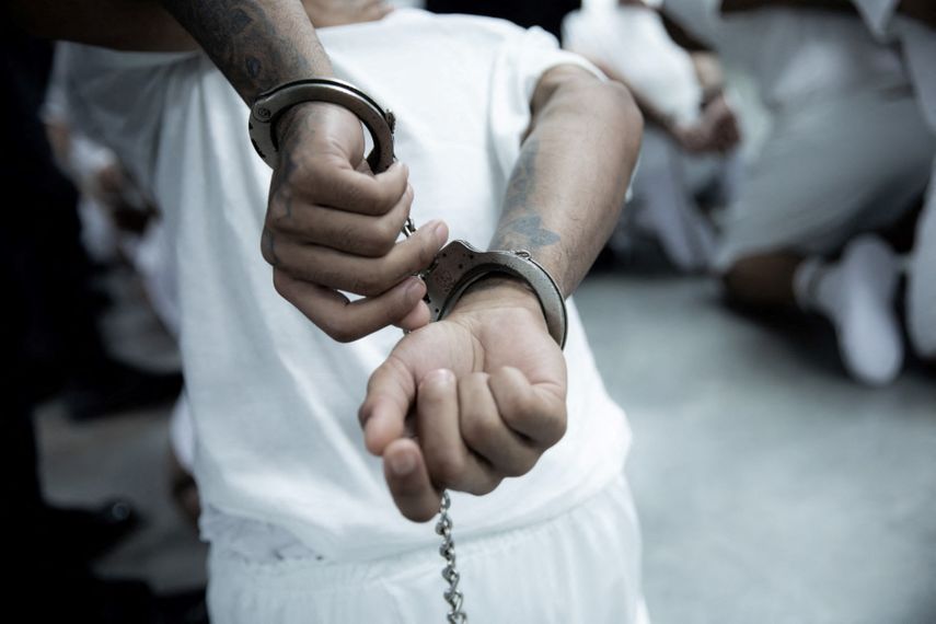 Llegada de presuntos miembros de la organización criminal venezolana Tren de Aragua al Centro de Reclusión del Terrorismo (CECOT) en la ciudad de Tecoluca, El Salvador. (Fotografía difundida el 16 de marzo de 2025 por la oficina de prensa de la Presidencia de El Salvador)
