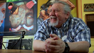 El pintor cubano Aldo Menéndez posa en su casa en Miami.&nbsp;