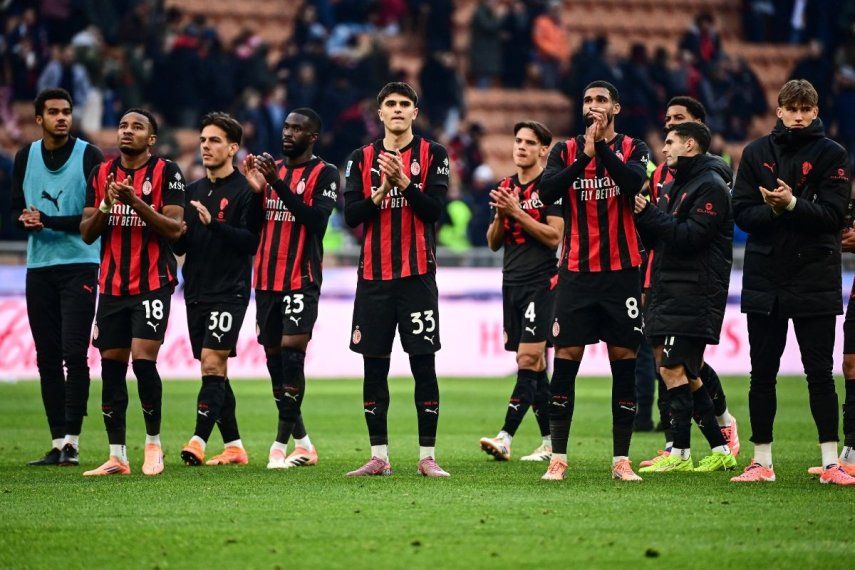 Jugadores del AC Milan saludan a los aficionados presentes tras la celebración de un partido, el 14 de diciembre de 2025.