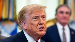 El presidente Donald Trump, habla en la Oficina Oval en la Casa Blanca, en Washington D. C.