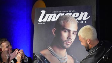 El cantante colombiano Manuel Turizo devela la portada de la nueva edición de la Revista Imagen junto a los invitados.