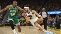 El dominicano Al Horford (42), de los Celtics de Boston, intenta obstruir el avance de Klay Thompson (11), de los Warriors de Golden State, en la segunda mitad del primer partido de las finales de la NBA disputado en San Francisco, el jueves 2 de junio de 2022.