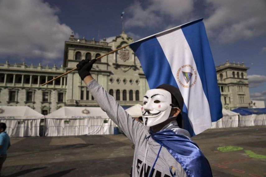 Un ciudadano nicaragüense sostiene una bandera durante una protesta contra el presidente Daniel Ortega en la Plaza de la Constitución en la Ciudad de Guatemala, el domingo 7 de noviembre de 2021.&nbsp;