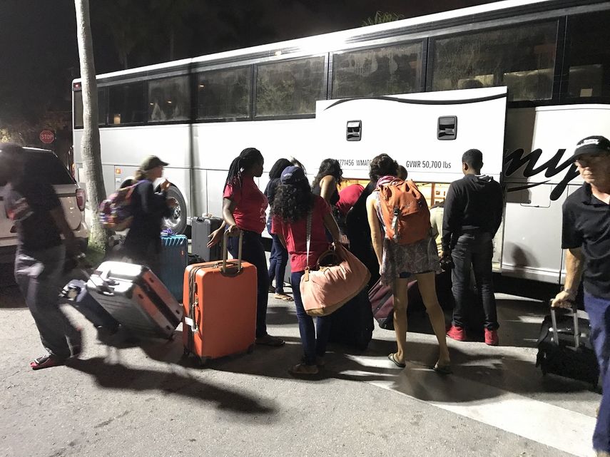 un grupo de personas tras su llegada a Miami (EE.UU.), luego de ser evacuadas de las&nbsp;Islas&nbsp;Vírgenes