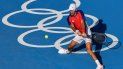 El serbio Novak Djokovic devuelve un tiro al boliviano Hugo Dellien durante el partido de tenis individual masculino de la primera ronda de los Juegos Olímpicos de Tokio 2020 El serbio Novak Djokovic devuelve un tiro al boliviano Hugo Dellien durante el partido de tenis individual masculino de la primera ronda de los Juegos Olímpicos de Tokio 2020