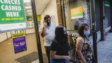 Magnolia Ortega, a la derecha, sale de un local de Western Union con su esposo, Arturo Morales, a la izquierda, y Marlene Morales, en el centro, tras enviar dinero a su familia en México, en el barrio neoyorquino de Staten Island, el 24 de junio de 2020.&nbsp;