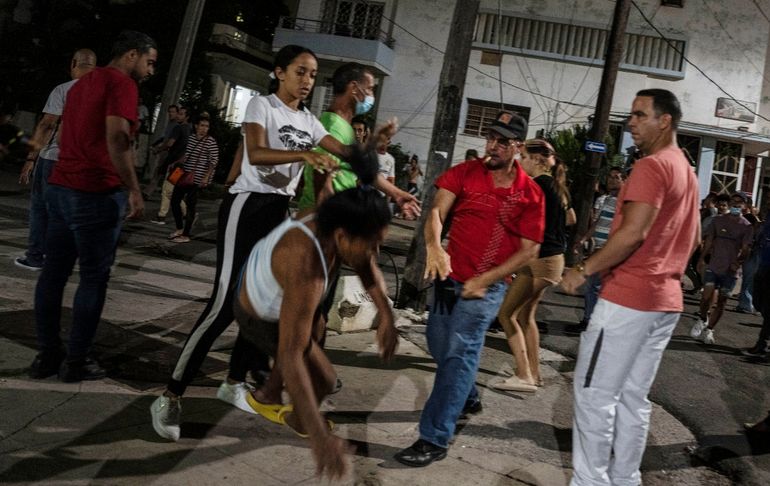 Un oficial de policía vestido de civil se enfrenta a un manifestante durante una protesta que pide el restablecimiento del servicio eléctrico después de seis días de apagones debido a la devastación del huracán Ian en La Habana.