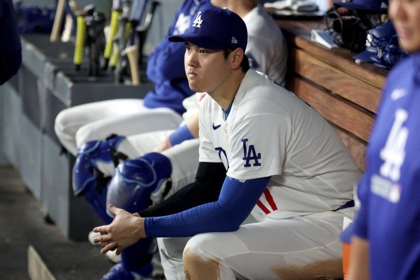 El japonés Shohei Ohtani, de los Dodgers de Los Ángeles, observa desde el dugout durante un juego ante los Cerveceros de Milwaukee, el 14 de octubre de 2026.