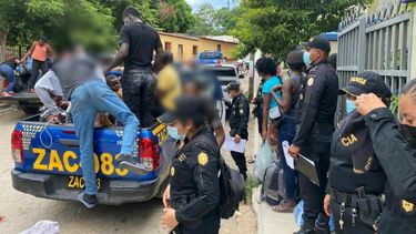 Algunos de los migrantes, mientras eran trasladados por las autoridades de Guatemala.