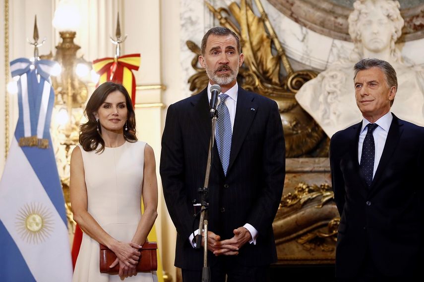 El rey Felipe VI y la reina Letizia junto al presidente argentino, Mauricio Macri (d), durante la ceremonia de bienvenida oficial, este 25 de marzo de 2019 en Buenos Aires.&nbsp;