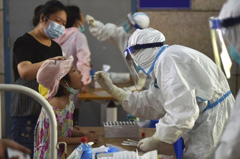 Una enfermera toma muestras para pruebas de COVID-19 en Nanjing, China, 2 de agosto de 2021. Decenas de casos nuevos se registraron el miércoles 4 de agosto de 2021 en el brote más grave del coronavirus en China desde el inicio de la pandemia. Las autoridades sellaron una ciudad y dijeron que sancionarán a sus gobernantes locales. 