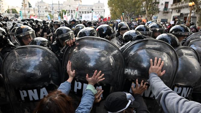 Manifestantes se enfrentan con agentes de la policía antidisturbios frente al Congreso Nacional en Buenos Aires el 21 de mayo de 2025, durante una protesta convocada por jubilados contra las medidas económicas del gobierno del presidente Javier Milei y exigiendo un aumento de sus pensiones.