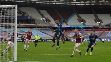 El delantero francés del Arsenal Alexandre Lacazette (C) se dirige a anotar el tercer gol durante el partido de fútbol de la Premier League inglesa entre el West Ham United y el Arsenal en el London Stadium, en el este de Londres, el 21 de marzo de 2021. &nbsp; &nbsp;
