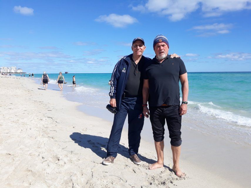 El capitán Manuel Rodríguez Lestón (izq.) apoya la odisea de Nino Fraguela. Ambos en Miami Beach el 17 de enero del 2023.