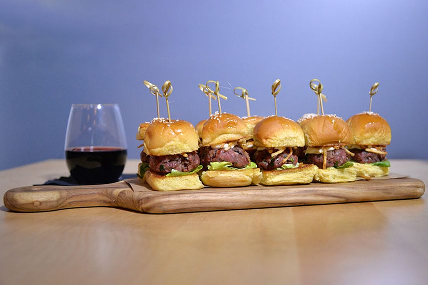 Entre los platillos a presentar, resalta la versión del bistec tártaro en forma de una pequeña hamburguesa, muy bien condimentada, que impresiona y complace el paladar. (A.MATA)