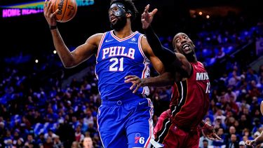 El camerunés Joel Embiid, de los 76ers de Filadelfia, controla el balón frente a Bam Adebayo, del Heat de Miami, en el tercer partido de la semifinal de la Conferencia Este en la NBA, el viernes 6 de mayo de 2022&nbsp;