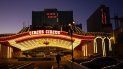 Un hombre camina frente al hotel y casino Circus Circus en Las Vegas, 4 de febrero de 2021. El coronavirus está transformando a Las Vegas. un destino turístico conocido por las luces y las multitudes, en un lugar más apacible. Un hombre camina frente al hotel y casino Circus Circus en Las Vegas, 4 de febrero de 2021. El coronavirus está transformando a Las Vegas. un destino turístico conocido por las luces y las multitudes, en un lugar más apacible.