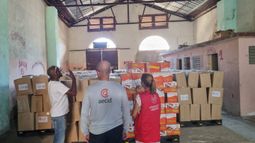 La colaboración española se dispone a llevar a kit fotovoltáicos a la isla. (AECID)