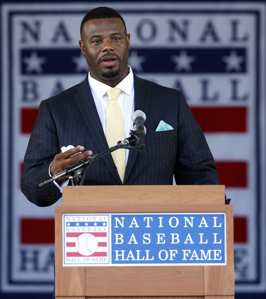 En imagen de archivo del domingo 24 de julio de 2016, el exjardinero Ken Griffey Jr. ofrece un discurso durante la ceremonia de ingreso al Salón de la Fama del béisbol, en Cooperstown, Nueva York