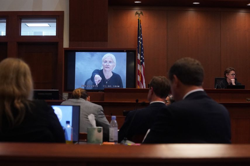 La actriz estadounidense Ellen Barkin aparece en un monitor mientras se reproduce un testimonio grabado de 2019 durante el juicio por difamación de 50 millones de dólares estadounidenses entre Depp y Heard en el Tribunal de Circuito del Condado de Fairfax en Fairfax, Virginia, el 19 de mayo de 2022.