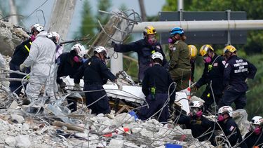 Rescatistas logran extraer de los escombros del edificio en Surfside otra de las víctimas que fallecieron durante el desplome.&nbsp;