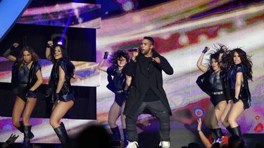 El cantante Don Omar se presenta durante los Premios Billboard Latinos, el jueves 28 de abril de 2016 en Coral Gables, Florida.